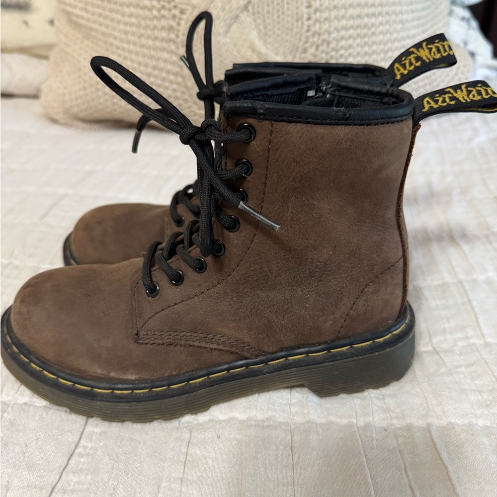 Dr Marten kids Delaney Brown size US 1 Classic Style EUC